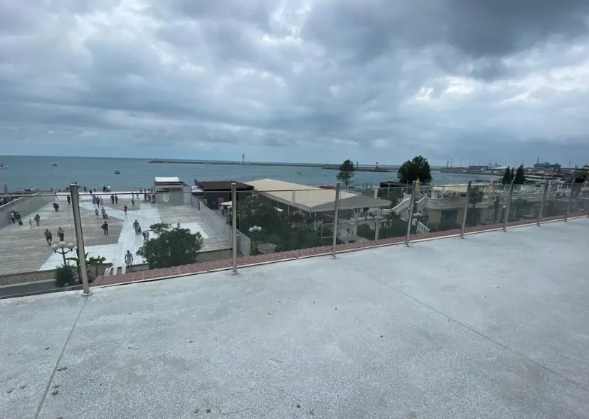 Стеклянное ограждение на крыше у моря